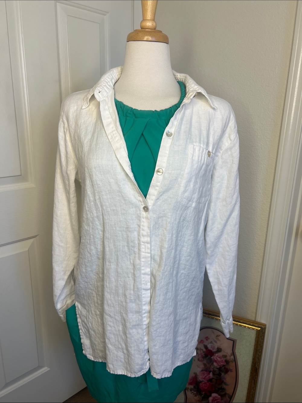 White House Black Market Linen Button-Front Shirt Classic Lightweight Layer.